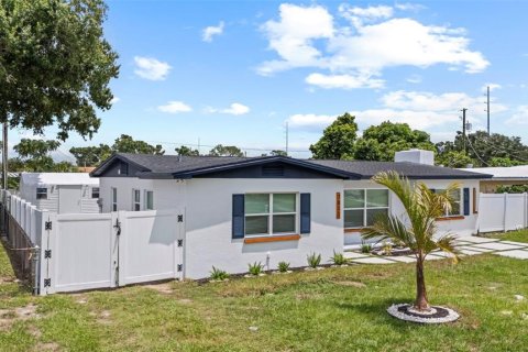 House in Tampa, Florida 4 bedrooms, 126.53 sq.m. № 1886949 - photo 8