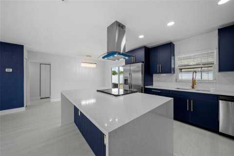 House in Tampa, Florida 4 bedrooms, 126.53 sq.m. № 1886949 - photo 15
