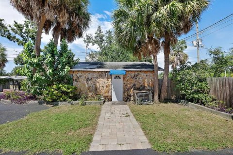 Propiedad comercial en venta en Saint Petersburg, Florida, 152.36 m2 № 2099529 - foto 4