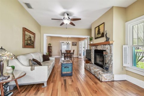 House in New Port Richey, Florida 4 bedrooms, 182.46 sq.m. № 1820638 - photo 20