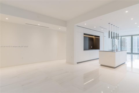 Condo in Miami, Florida, 4 bedrooms  № 1762725 - photo 11