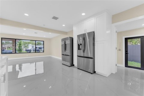 Villa ou maison à vendre à North Miami, Floride: 4 chambres, 172.61 m2 № 2004737 - photo 11