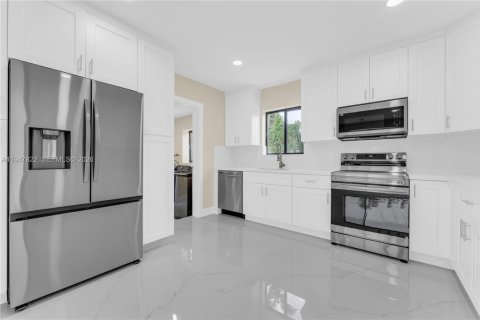 Villa ou maison à vendre à North Miami, Floride: 4 chambres, 172.61 m2 № 2004737 - photo 12