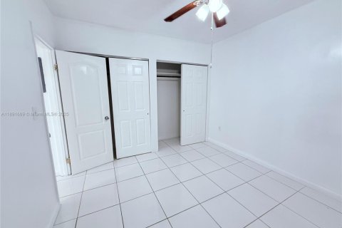 Снять в аренду виллу или дом в Майами, Флорида 2 спальни, 635.27м2, № 1943710 - фото 3