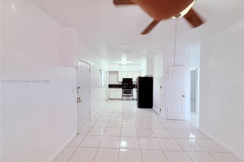 Снять в аренду виллу или дом в Майами, Флорида 2 спальни, 635.27м2, № 1943710 - фото 2