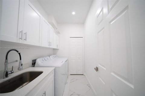 House in Lehigh Acres, Florida 3 bedrooms № 1862722 - photo 13