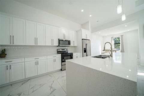 House in Lehigh Acres, Florida 3 bedrooms № 1862722 - photo 10