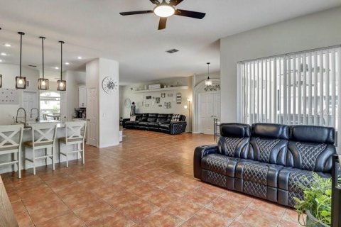 House in Davenport, Florida 4 bedrooms, 220.64 sq.m. № 2368944 - photo 12