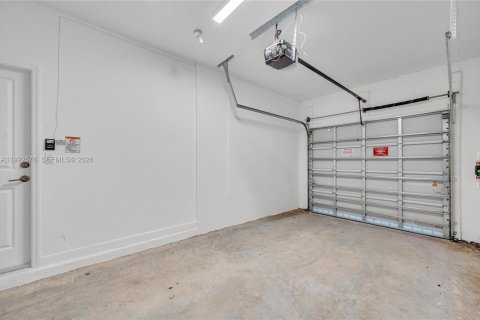 Casa en alquiler en Miami, Florida, 5 dormitorios, 207.45 m2 № 2056686 - foto 1