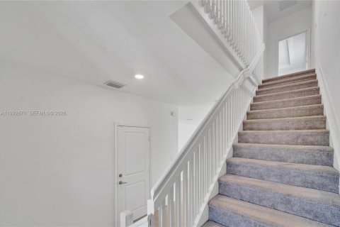 Casa en alquiler en Miami, Florida, 5 dormitorios, 207.45 m2 № 2056686 - foto 3