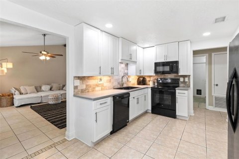 House in Port Orange, Florida 3 bedrooms, 153.29 sq.m. № 1914515 - photo 10