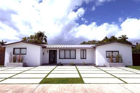 House in Miami, Florida 3 bedrooms, 223.99 sq.m. № 1955998 - photo 1