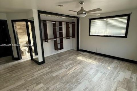 House in Miami, Florida 3 bedrooms, 223.99 sq.m. № 1955998 - photo 24