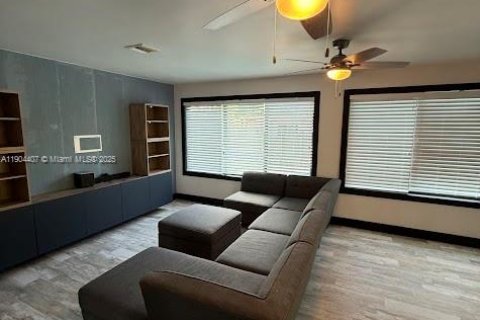 House in Miami, Florida 3 bedrooms, 223.99 sq.m. № 1955998 - photo 8