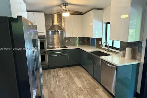 House in Miami, Florida 3 bedrooms, 223.99 sq.m. № 1955998 - photo 13