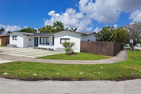 House in Miami, Florida 3 bedrooms, 223.99 sq.m. № 1955998 - photo 3