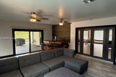 House in Miami, Florida 3 bedrooms, 223.99 sq.m. № 1955998 - photo 12