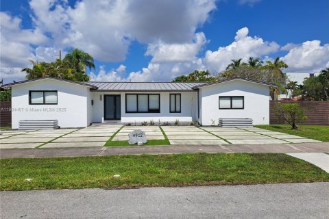 House in Miami, Florida 3 bedrooms, 223.99 sq.m. № 1955998 - photo 2