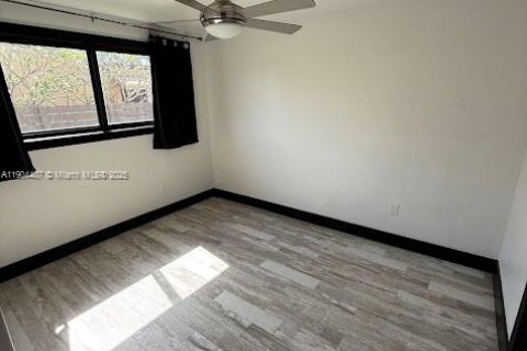 House in Miami, Florida 3 bedrooms, 223.99 sq.m. № 1955998 - photo 22