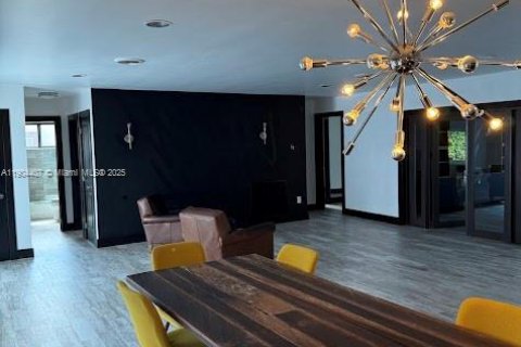 House in Miami, Florida 3 bedrooms, 223.99 sq.m. № 1955998 - photo 9