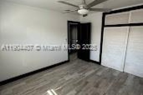 House in Miami, Florida 3 bedrooms, 223.99 sq.m. № 1955998 - photo 23