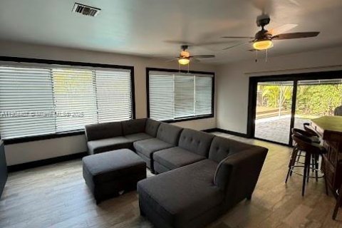 House in Miami, Florida 3 bedrooms, 223.99 sq.m. № 1955998 - photo 11
