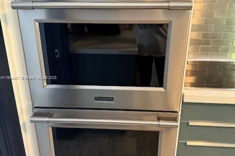 House in Miami, Florida 3 bedrooms, 223.99 sq.m. № 1955998 - photo 19