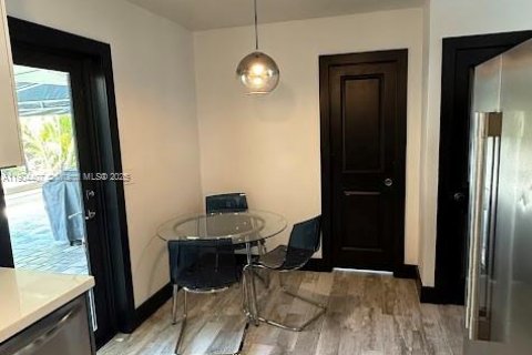 House in Miami, Florida 3 bedrooms, 223.99 sq.m. № 1955998 - photo 20