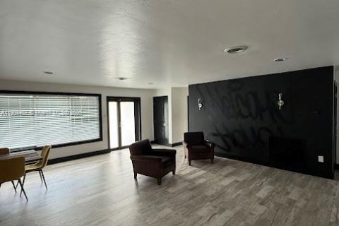 House in Miami, Florida 3 bedrooms, 223.99 sq.m. № 1955998 - photo 4