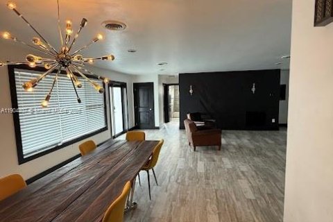 House in Miami, Florida 3 bedrooms, 223.99 sq.m. № 1955998 - photo 6