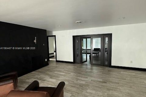 House in Miami, Florida 3 bedrooms, 223.99 sq.m. № 1955998 - photo 5
