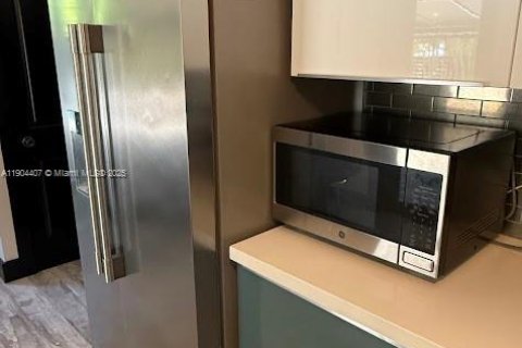 House in Miami, Florida 3 bedrooms, 223.99 sq.m. № 1955998 - photo 15