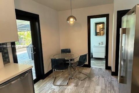 House in Miami, Florida 3 bedrooms, 223.99 sq.m. № 1955998 - photo 18