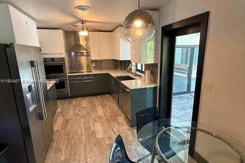 House in Miami, Florida 3 bedrooms, 223.99 sq.m. № 1955998 - photo 17