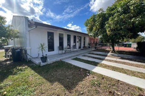 Villa ou maison à vendre à Miami, Floride: 3 chambres, 94.3 m2 № 2011069 - photo 3
