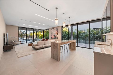 House in Miami, Florida 6 bedrooms, 747.86 sq.m. № 2053012 - photo 26