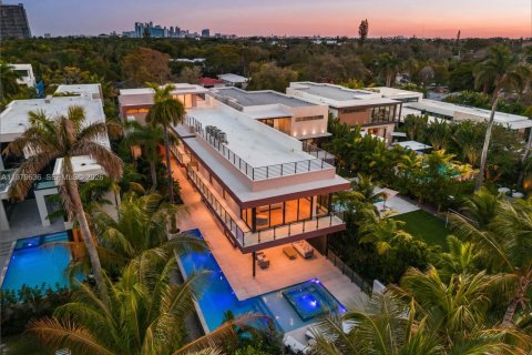 House in Miami, Florida 6 bedrooms, 747.86 sq.m. № 2053012 - photo 3