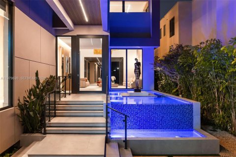 House in Miami, Florida 6 bedrooms, 747.86 sq.m. № 2053012 - photo 15