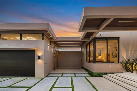 House in Miami, Florida 6 bedrooms, 747.86 sq.m. № 2053012 - photo 10