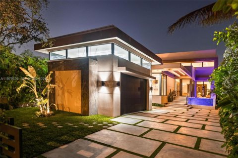 House in Miami, Florida 6 bedrooms, 747.86 sq.m. № 2053012 - photo 7