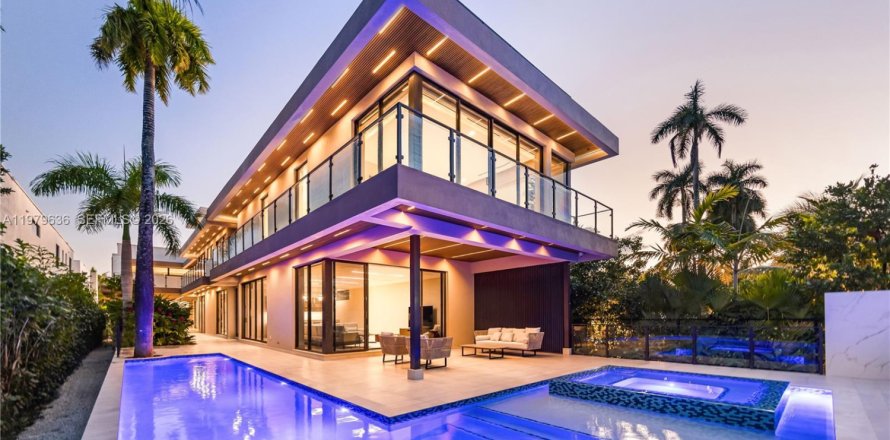 House in Miami, Florida 6 bedrooms, 747.86 sq.m. № 2053012
