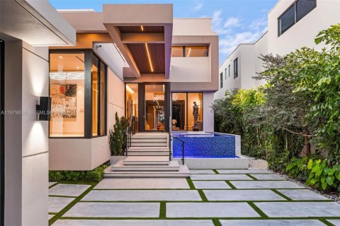 House in Miami, Florida 6 bedrooms, 747.86 sq.m. № 2053012 - photo 13
