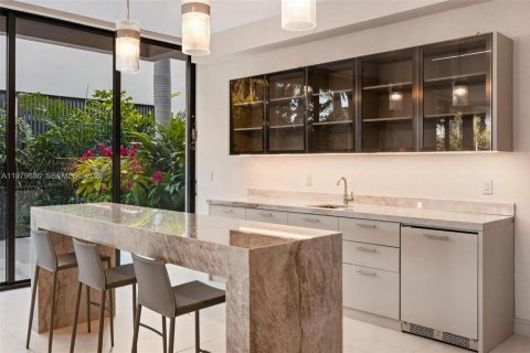 House in Miami, Florida 6 bedrooms, 747.86 sq.m. № 2053012 - photo 29