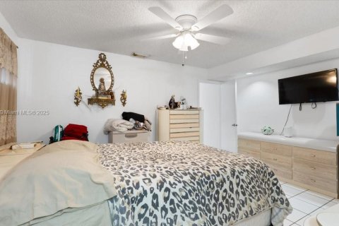 Casa en venta en Hialeah, Florida, 3 dormitorios, 142.88 m2 № 2013744 - foto 13