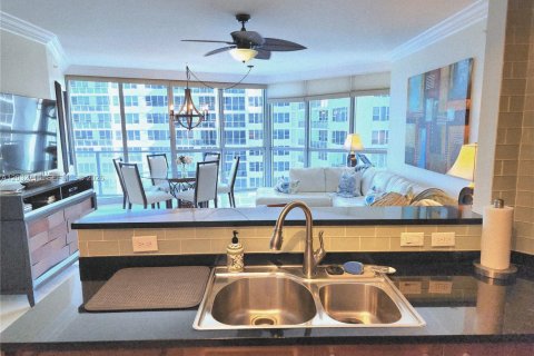 Condo in Hollywood, Florida, 3 bedrooms  № 2087166 - photo 6