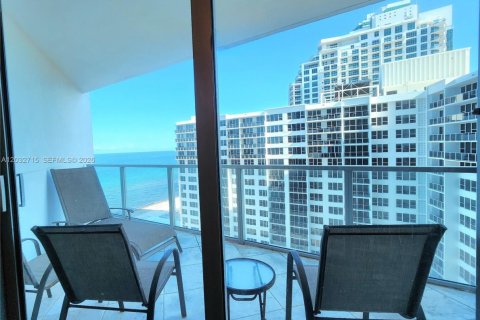 Condo in Hollywood, Florida, 3 bedrooms  № 2087166 - photo 17