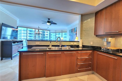 Condo in Hollywood, Florida, 3 bedrooms  № 2087166 - photo 7