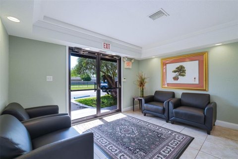 Immobilier commercial à louer à Tampa, Floride: 720.46 m2 № 1872939 - photo 6