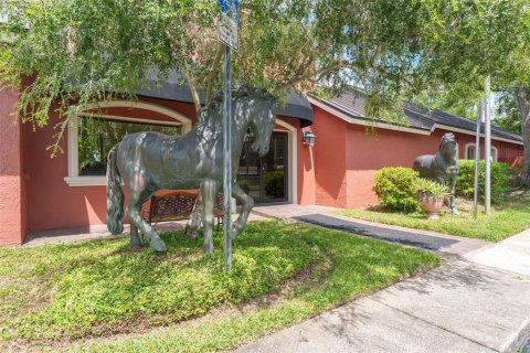 Propiedad comercial en alquiler en Tampa, Florida, 720.46 m2 № 1872939 - foto 1