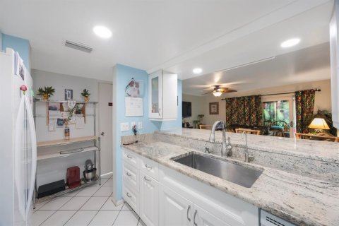 Townhouse in Saint Petersburg, Florida 2 bedrooms, 118.91 sq.m. № 1909545 - photo 17